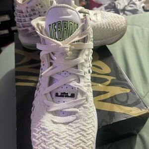 Kids LeBron XVII - grade school size 6.5